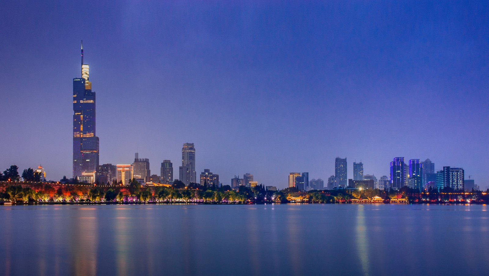 摄图网_501627272_banner_南京玄武湖天际线夜景（企业商用）.jpg