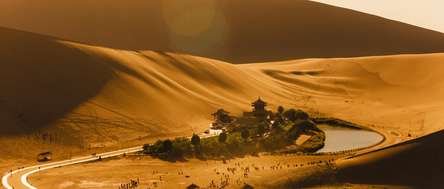摄图网_500342865_wx_鸣沙山月牙泉（企业商用）.jpg