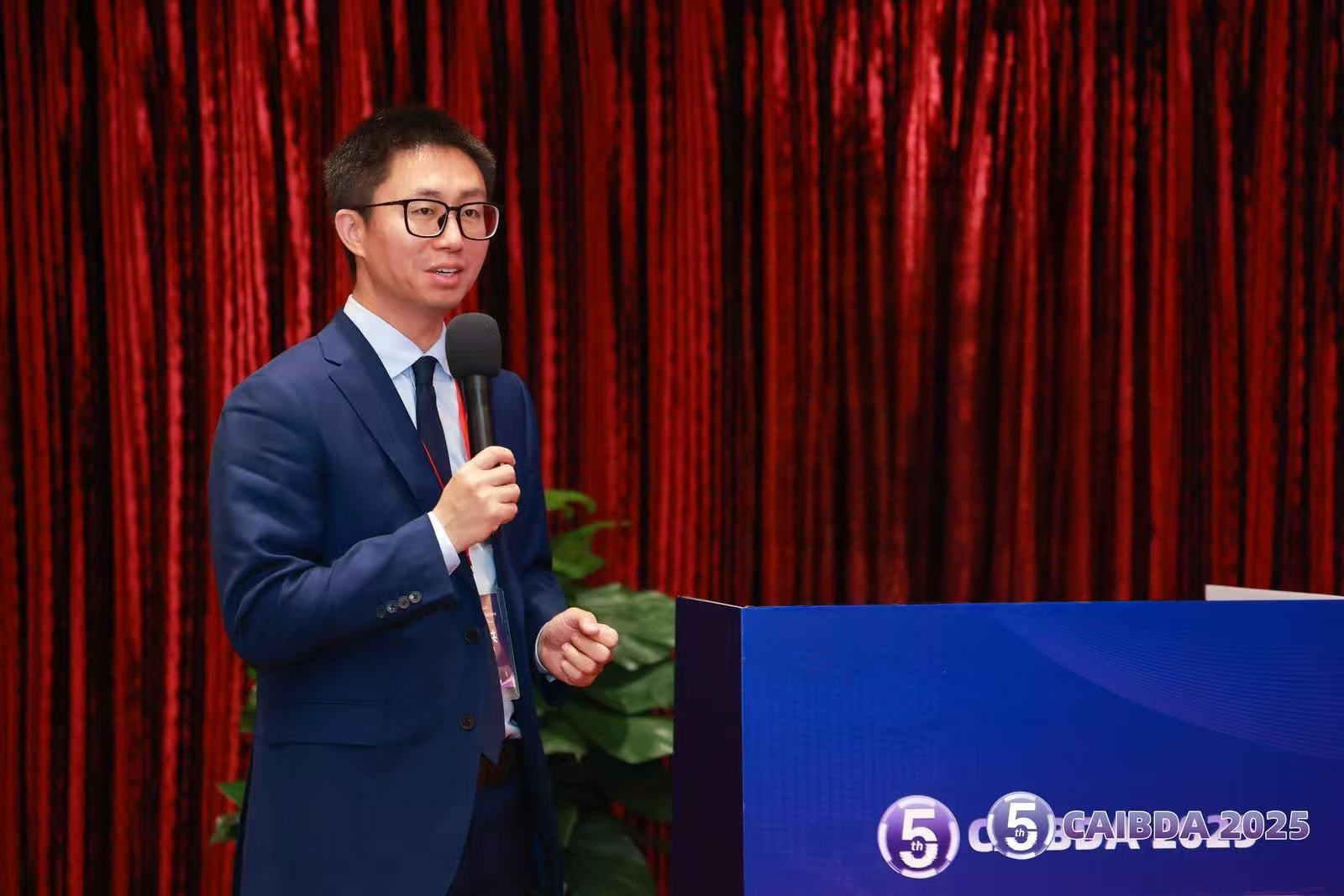 欧中洪教授 主持开幕式.png