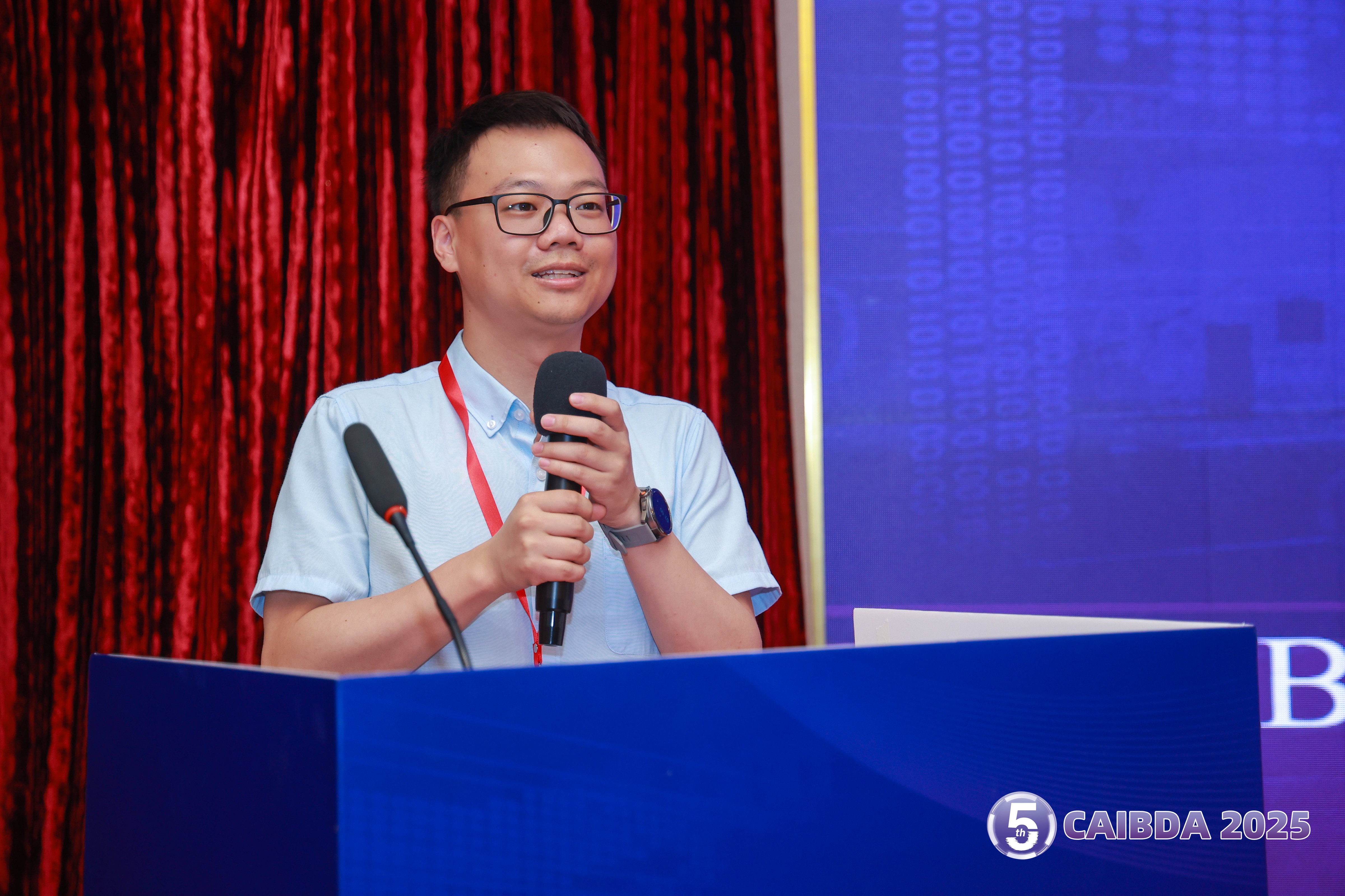 主会场下午主持人-北京邮电大学-朱一凡副研究员.jpg