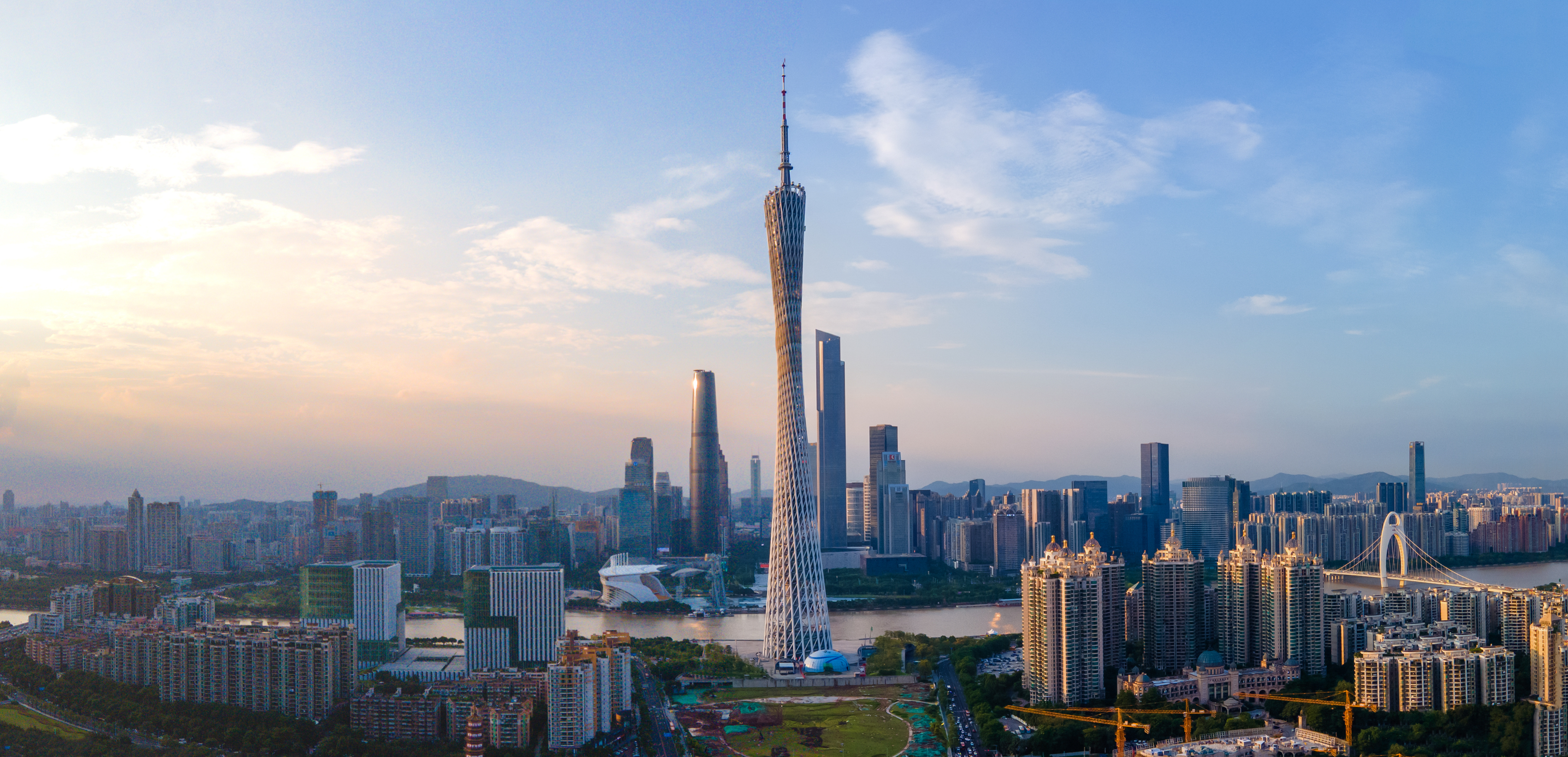 摄图网_501631673_航拍广州塔小蛮腰全景城市傍晚(企业商用).jpg