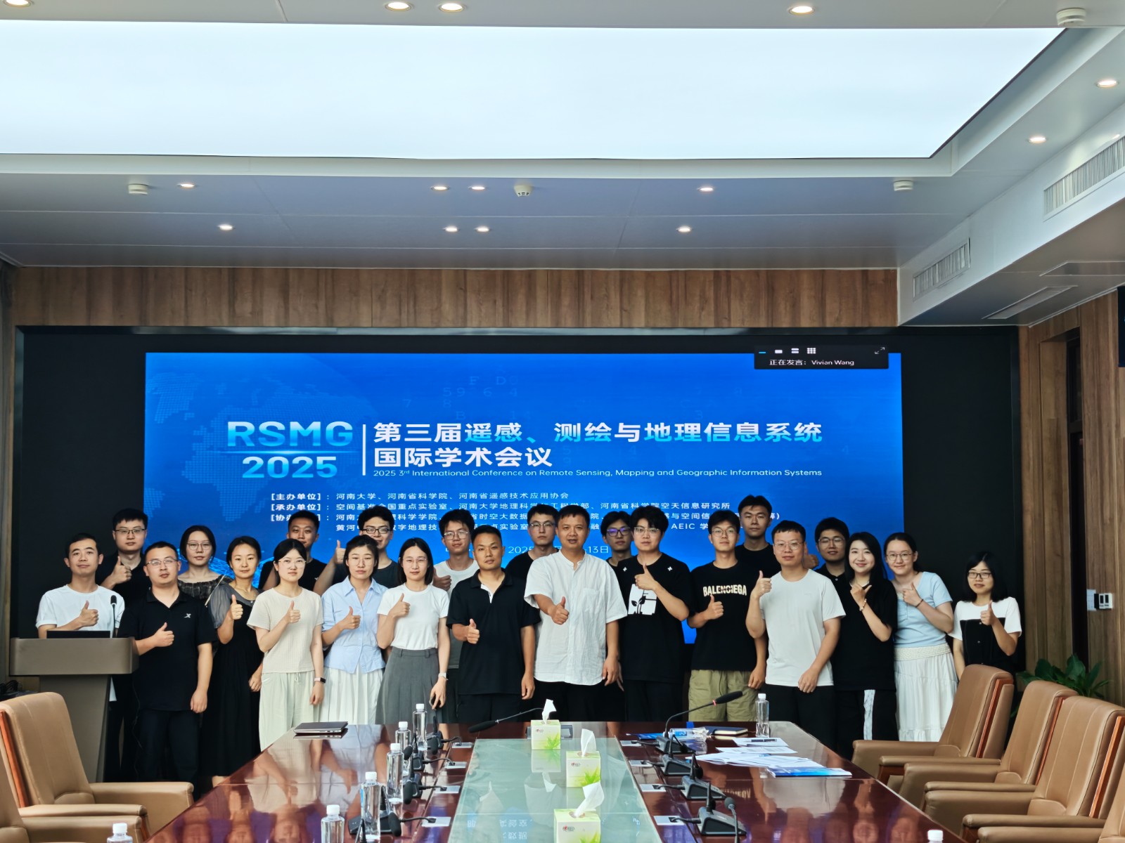 303报告厅合影.jpg