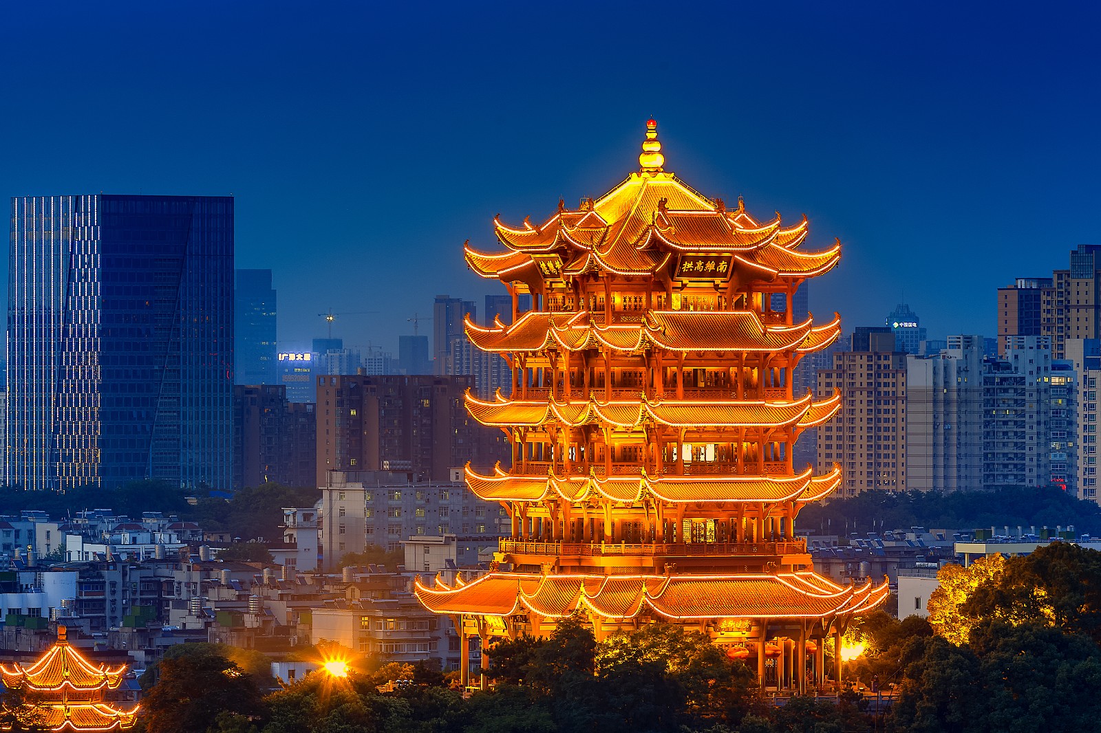 摄图网_500284035_黄鹤楼夜景（企业商用）.jpg